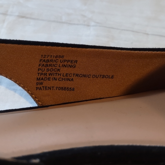 Torrid Black Faux Suede V Cut Slingback Flats Size 9W - Picture 7 of 10